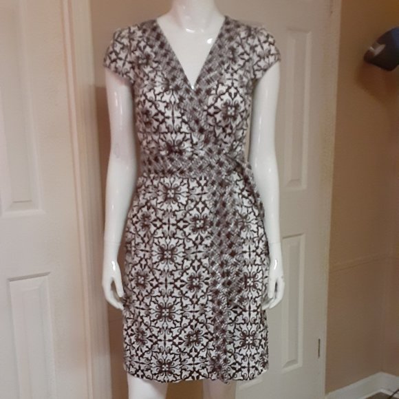 Tommy Hilfiger Dresses & Skirts - Tommy Hilfiger Brown/Cream Wrap Dress W/Po…